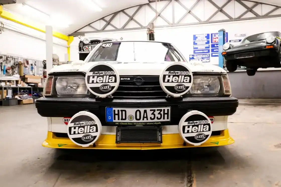 Opel Ascona C als Rallye-Fahrzeug in der Werkstatt