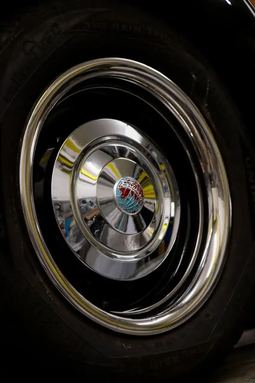 Verchromte Felge eines Oldtimers in Nahaufnahme