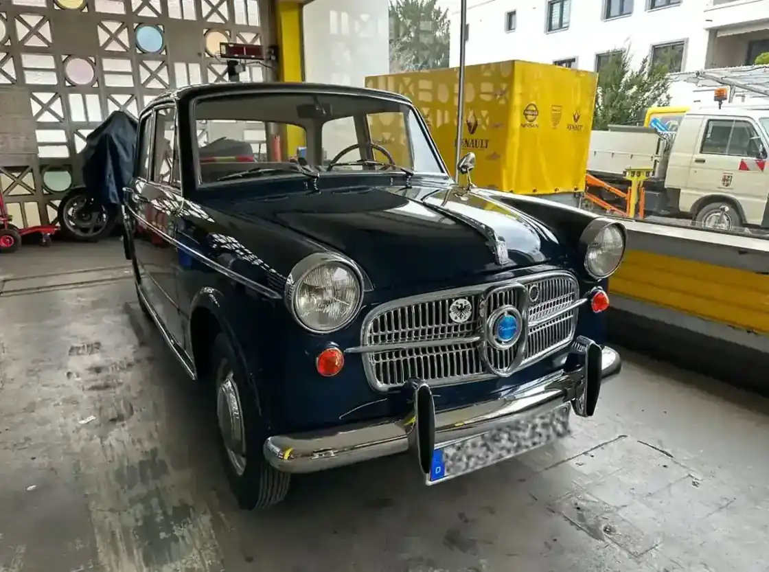 Fiat 2300 in Dunkelblau in der Werkstatt