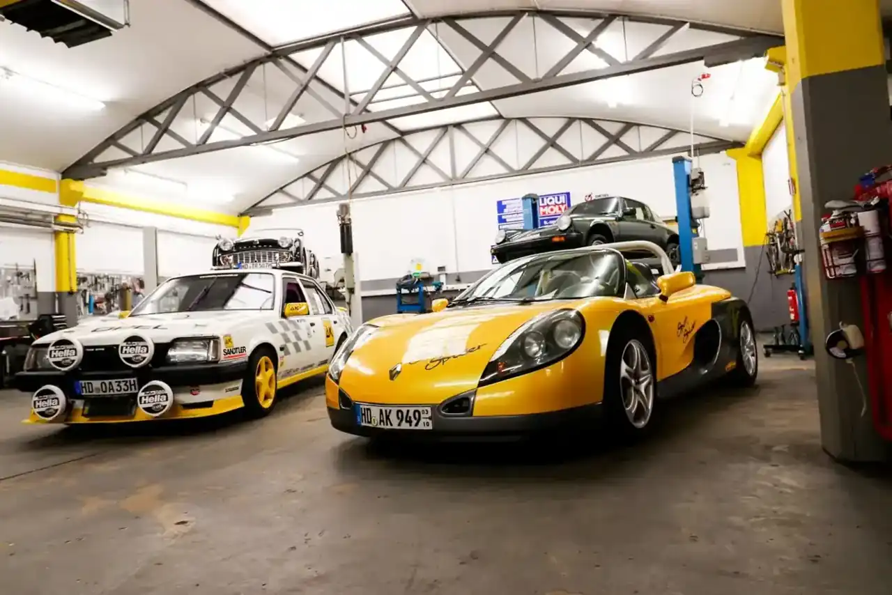 Opel Ascona C und Renault Sport Spider in der Werkstatt