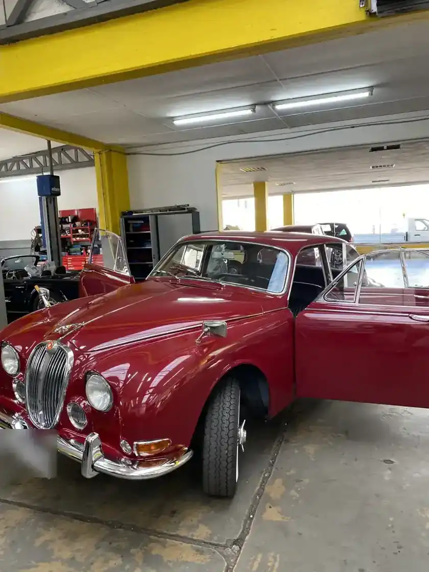 Jaguar S-Type 3.4 mit geöffneten Türen