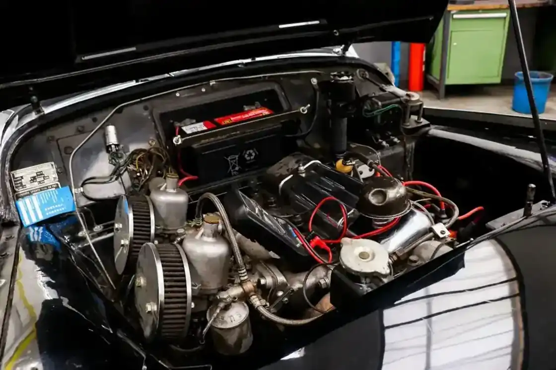 Restaurierter Motorraum eines Oldtimers