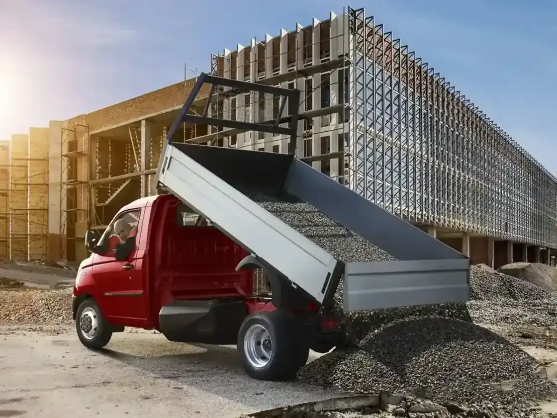 Roter Piaggio Porter NP6 als Dreiseitenkipper auf einer Baustelle