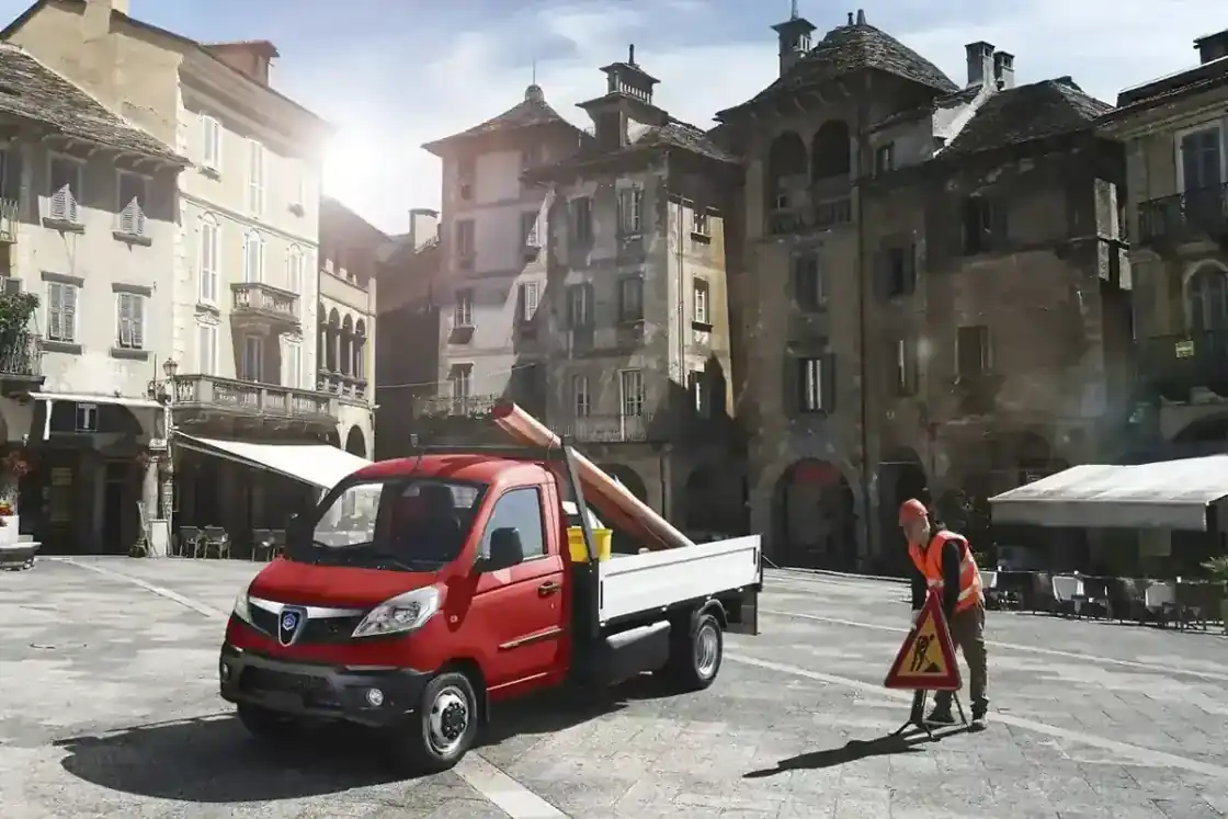 Roter Piaggio Porter auf einem italienischen Platz