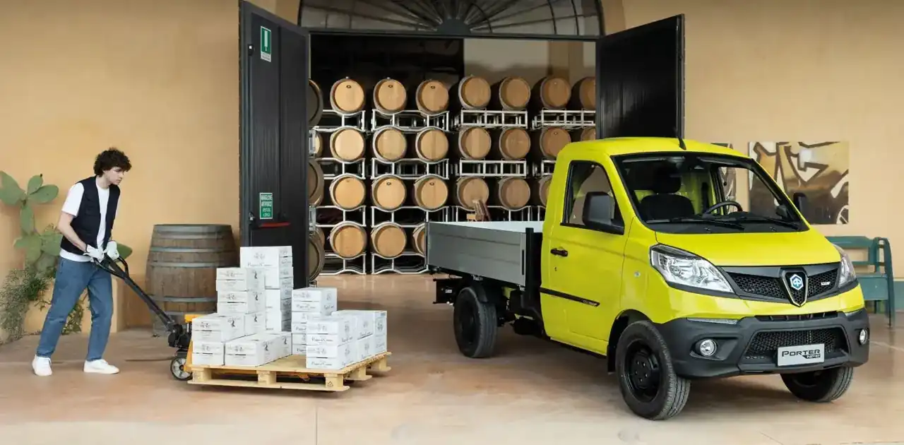 Gelber Piaggio Porter NPE wird vor einem Weinkeller beladen