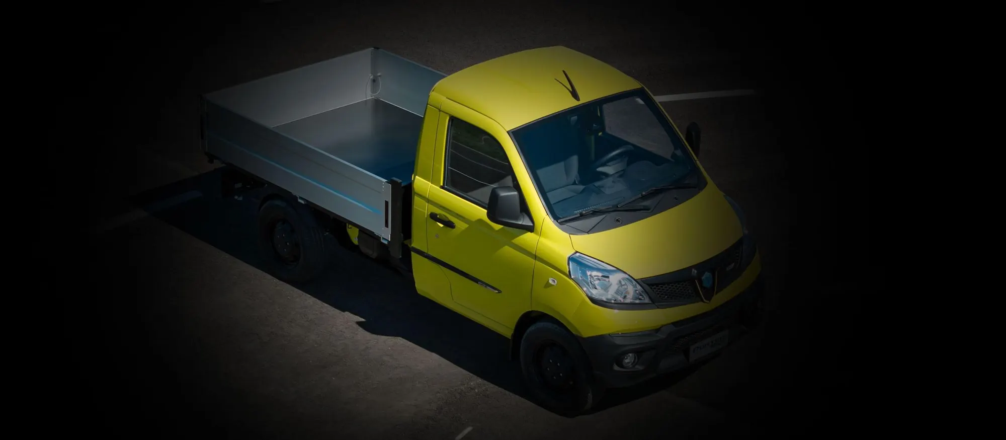 Gelber Piaggio Porter NPE mit Pritsche von schräg oben
