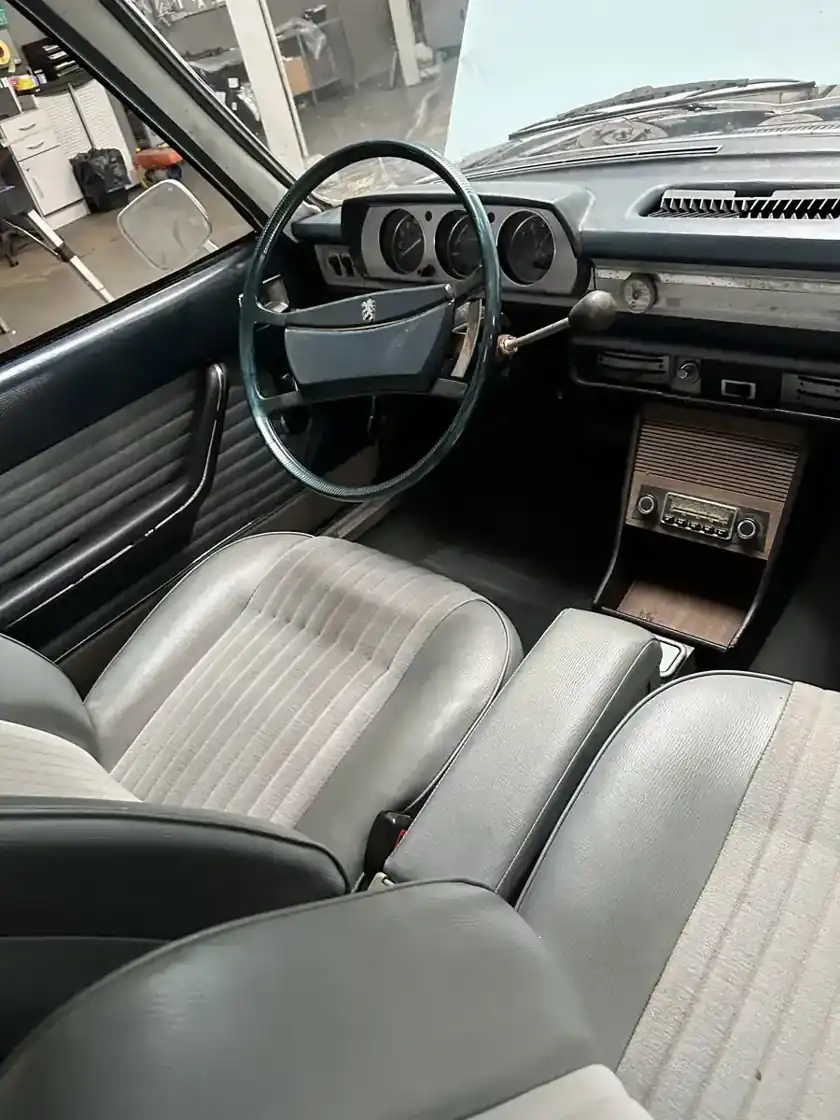 Cockpit des Peugeot 504 mit Lenkradschaltung