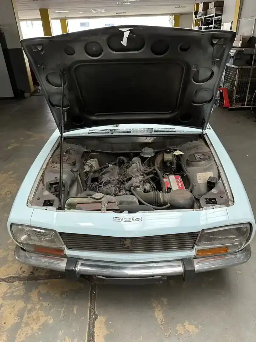Motorraum des Peugeot 504 Injection