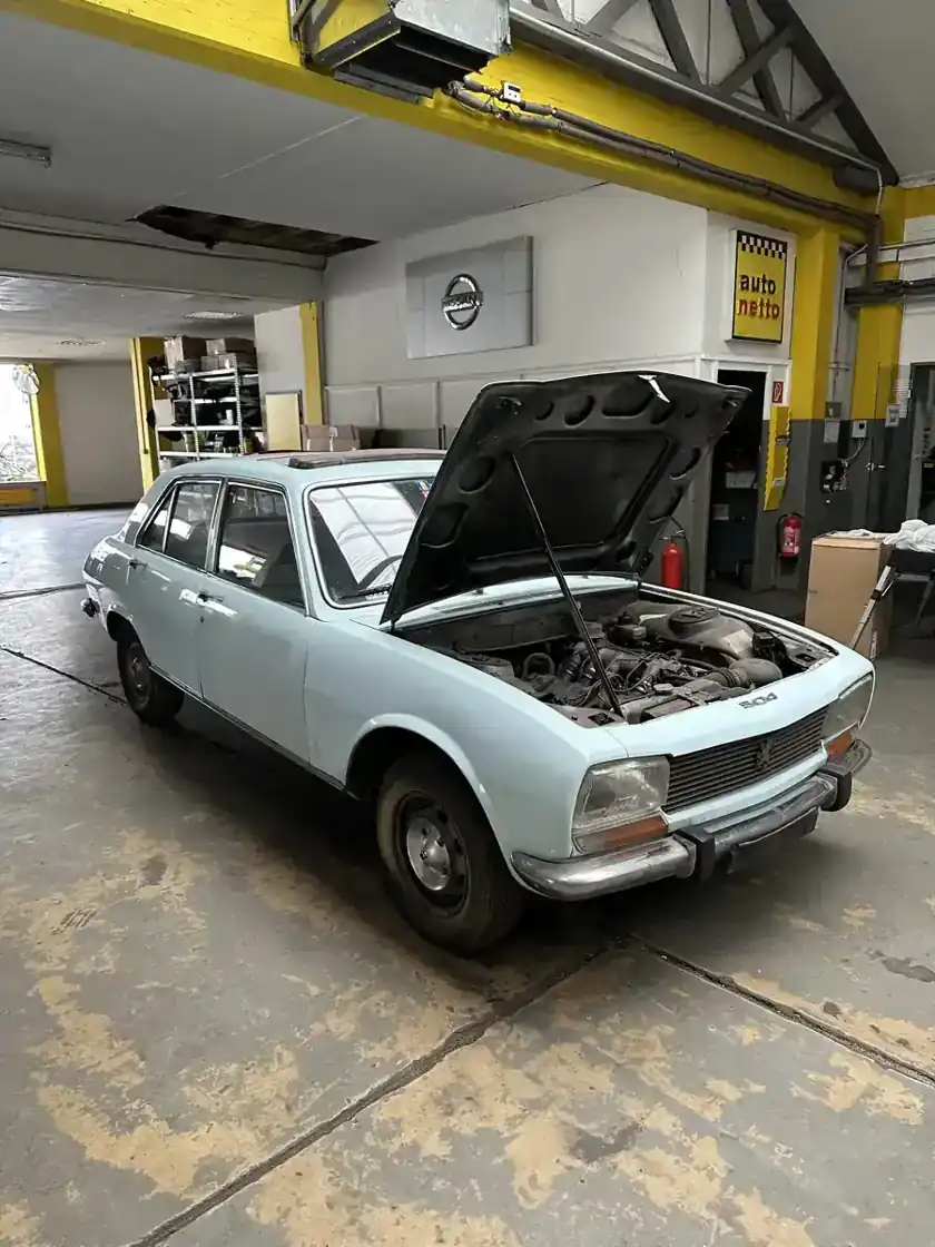 Hellblauer Peugeot 504 Injection