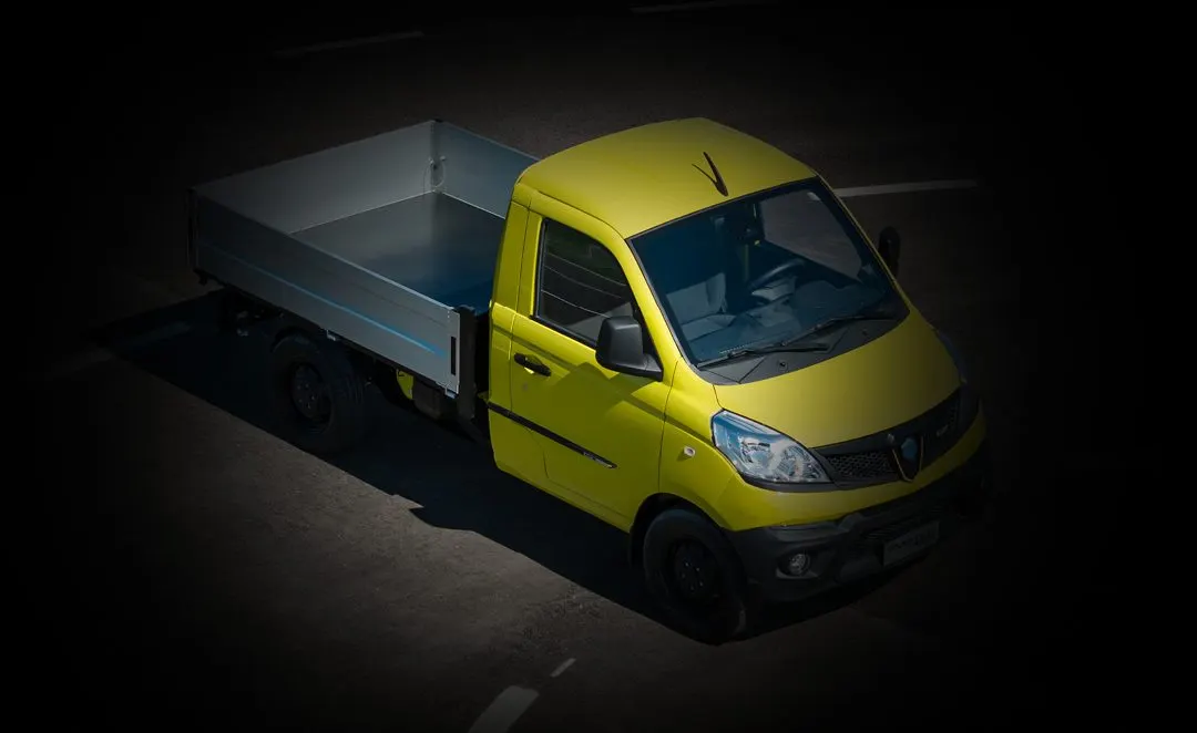 Gelber Piaggio Porter von oben
