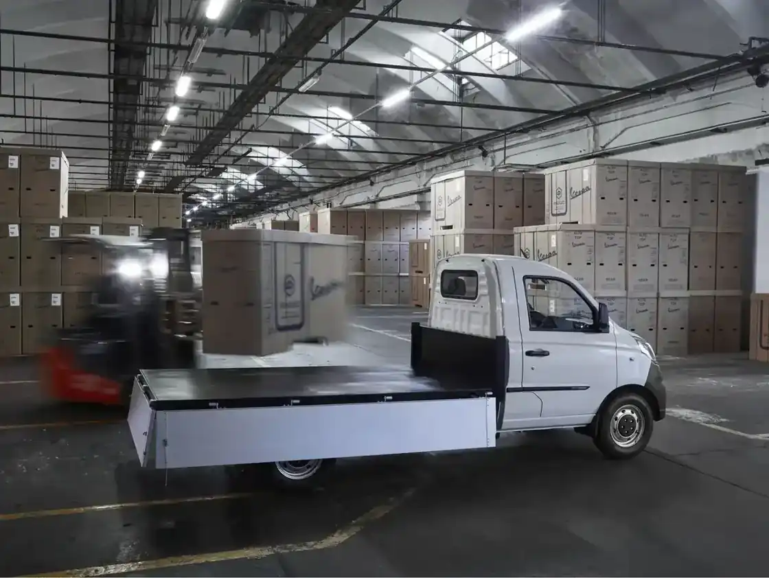 Piaggio Porter in einer Lagerhalle
