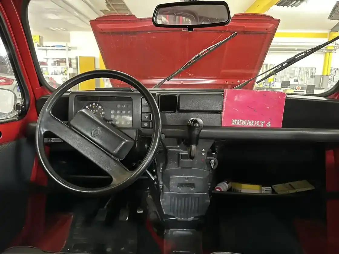 Cockpit des Renault 4 TL