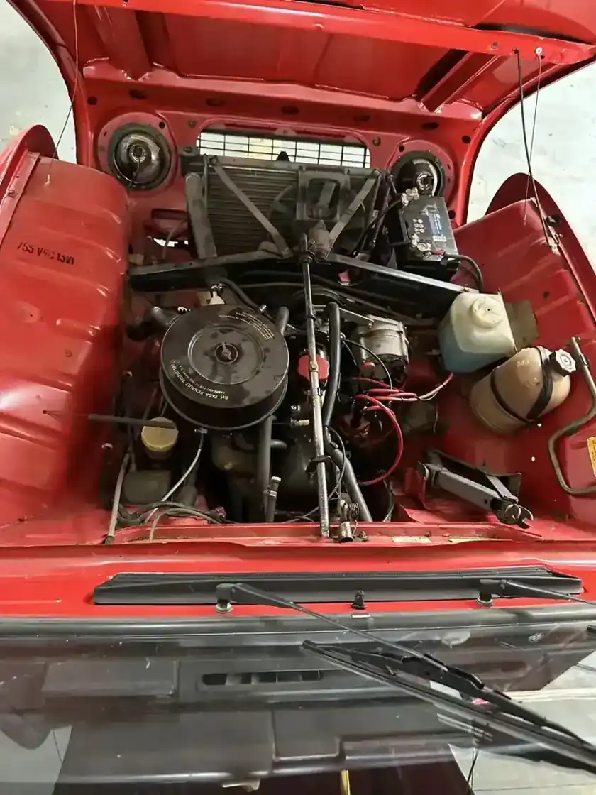 Motorraum des Renault 4 TL