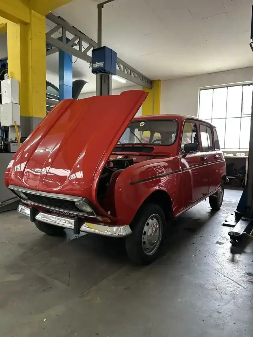 Renault 4 TL in Rot mit geöffneter Motorhaube