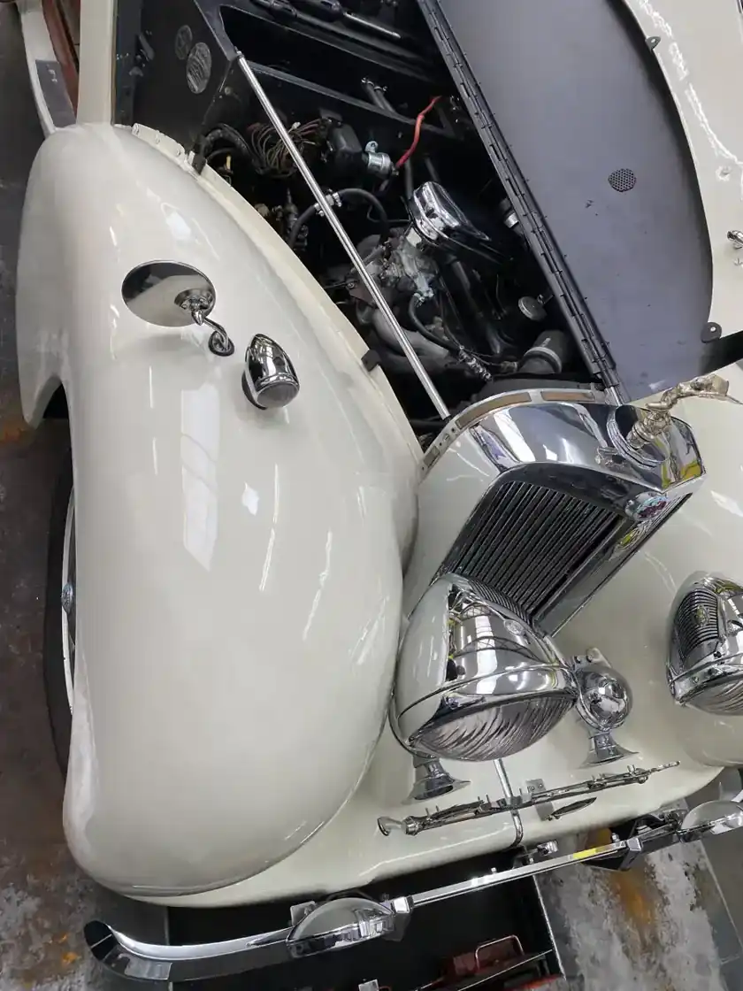Motorraum des Triumph Roadster