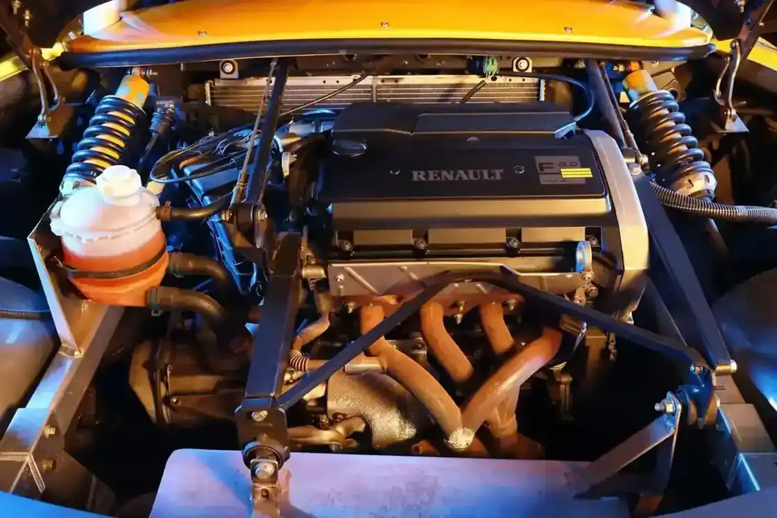 Motorraum eines Renault Sport Spider