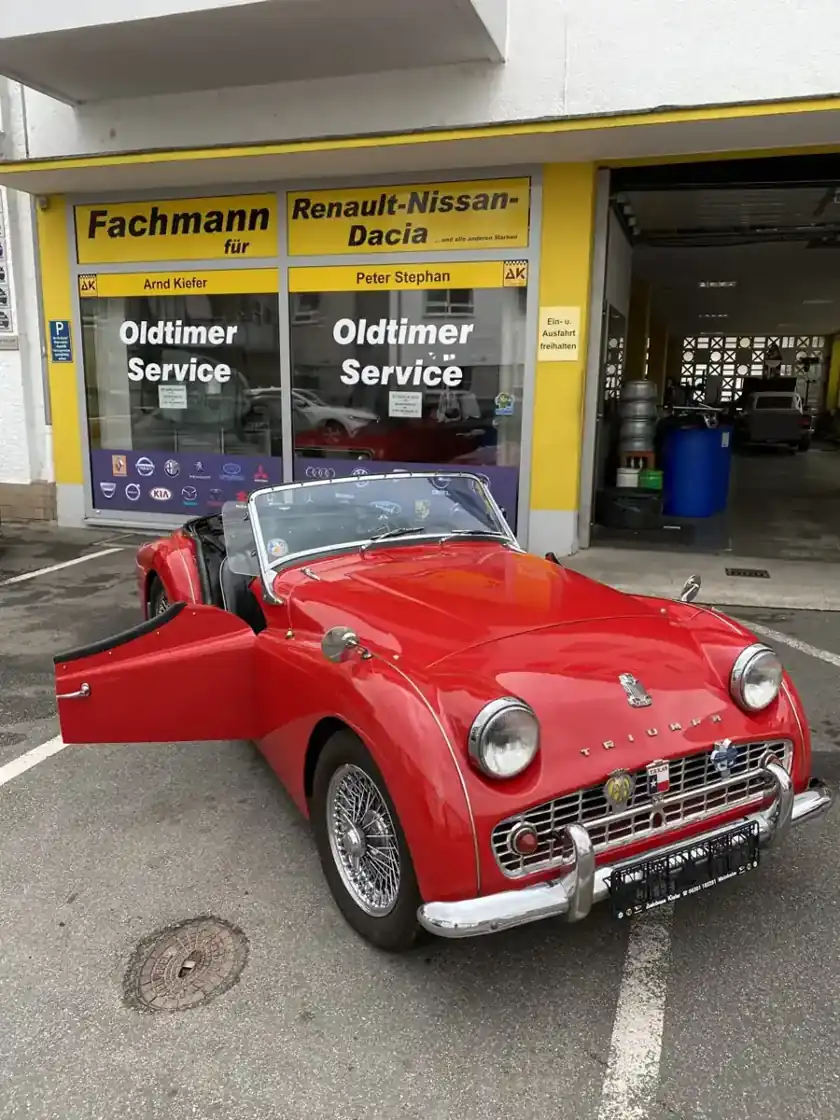 Triumph TR3 Roadster vor dem Oldtimer-Service