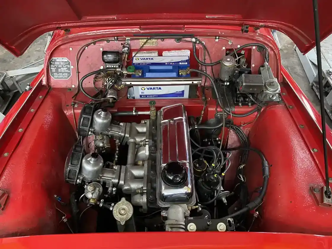 Motorraum des Triumph TR3 mit zwei SU-Vergasern