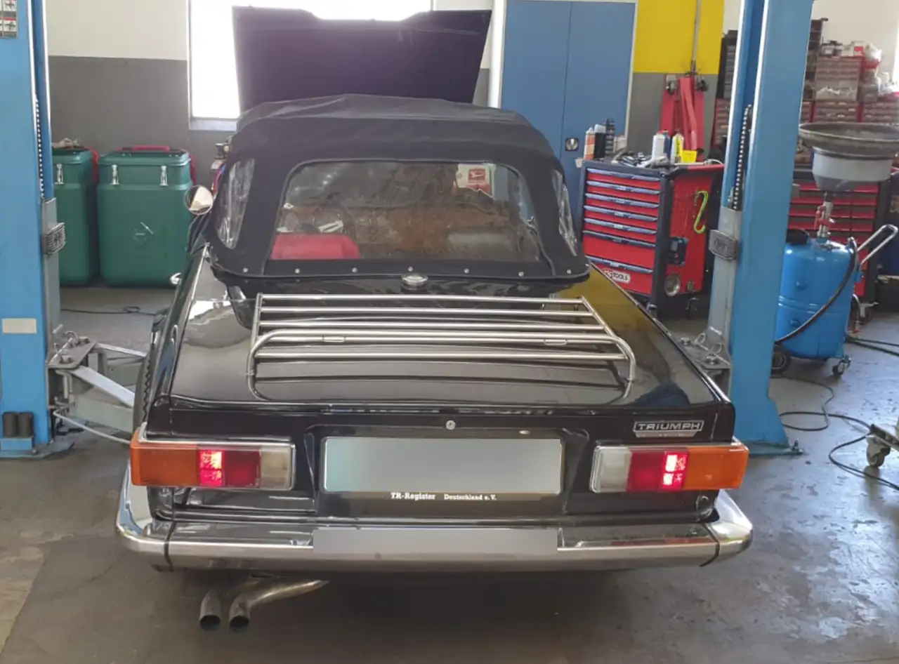 Heck des Triumph TR6 mit Gepäckträger