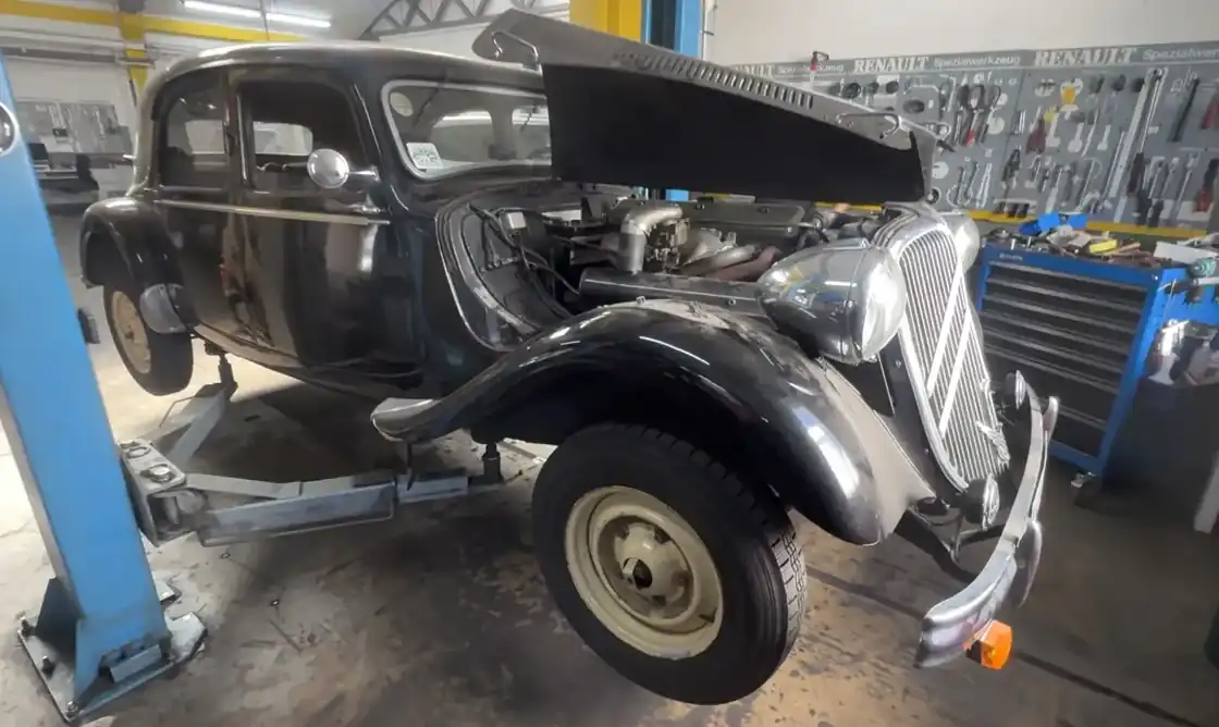 Citroën Traction Avant mit geöffneter Motorhaube auf der Hebebühne