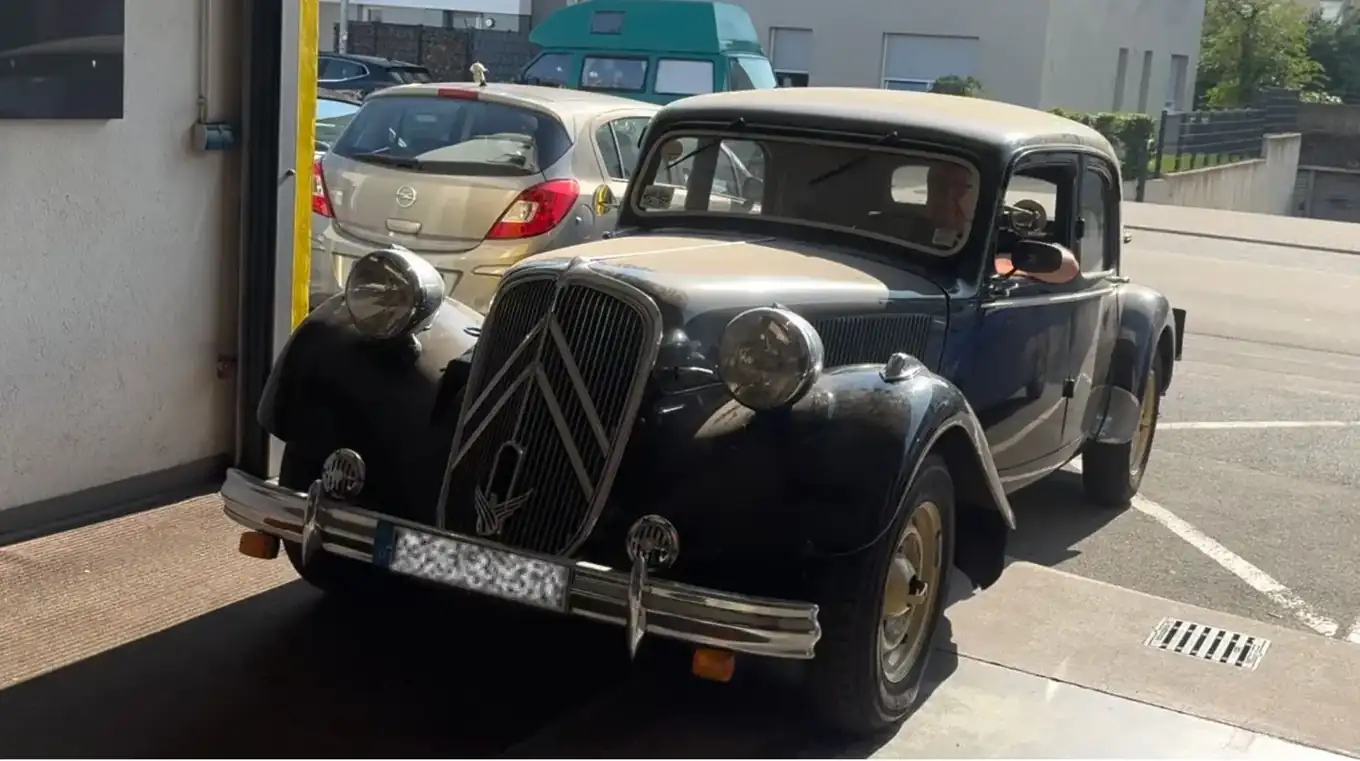 Citroën 15CV Traction Avant in Schwarz