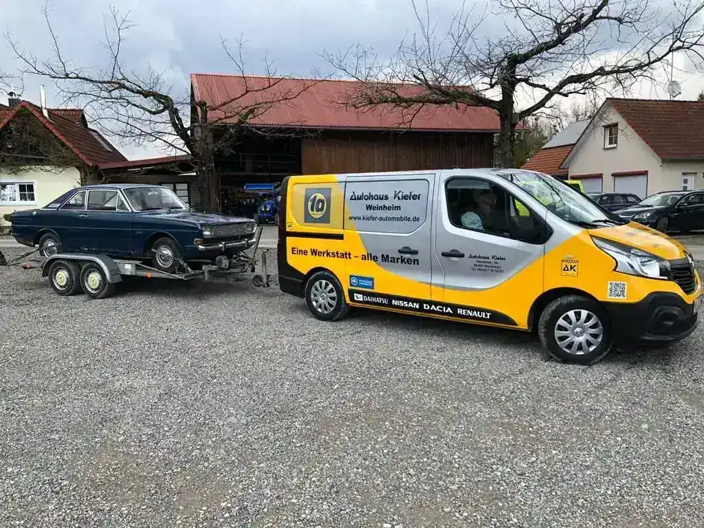 Werkstattwagen von Autohaus Kiefer mit Oldtimer auf dem Anhänger