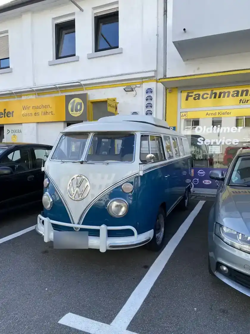 VW T1 Bulli in Blau und Weiß