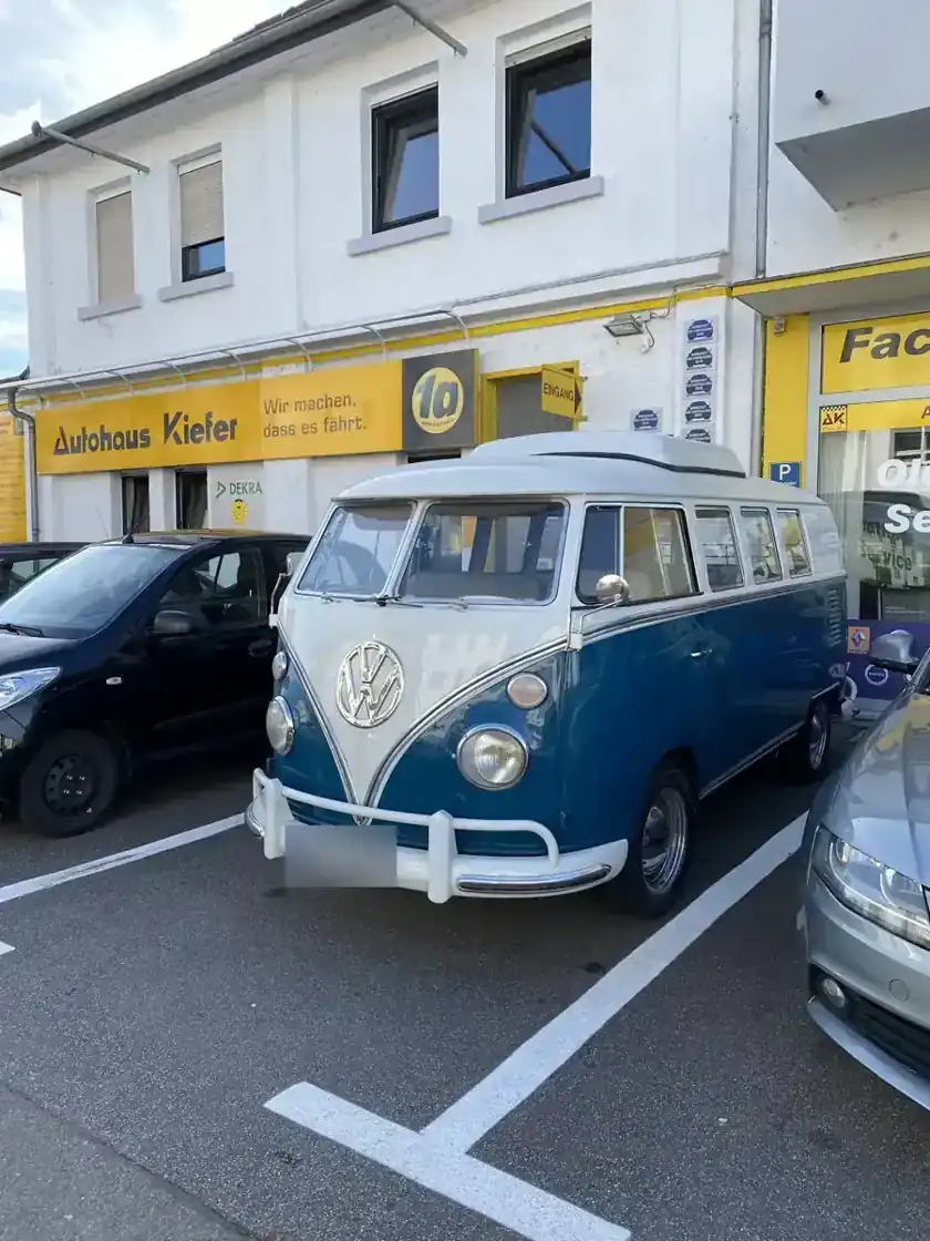 VW T1 Bus in Blau und Weiß vor dem Autohaus Kiefer